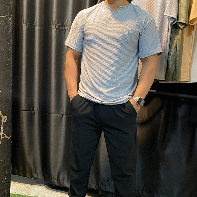 تیشرت مردانه مدل مراکشی یقه کوبایی طوسی نمای جلو