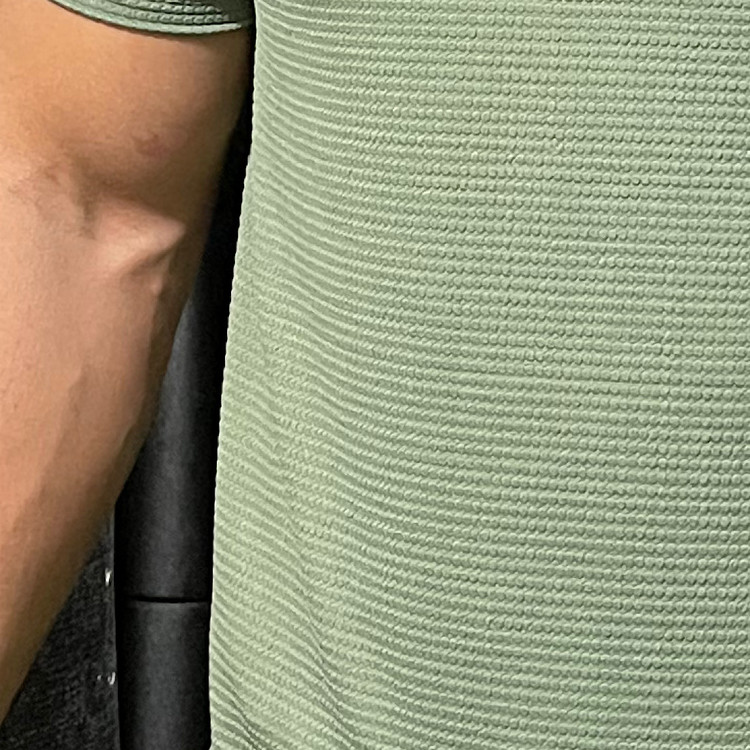 تیشرت بیسکویتی رنگ سدری نمای نزدیک از جنس