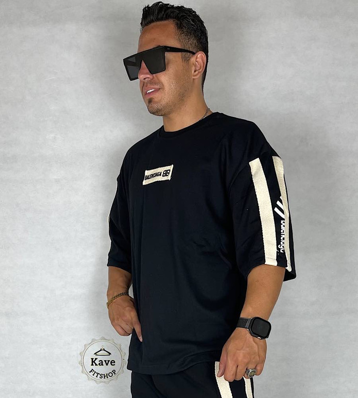 تیشرت مردانه رنگ مشکی آستین چاپ نوار کنفی نمای جلو