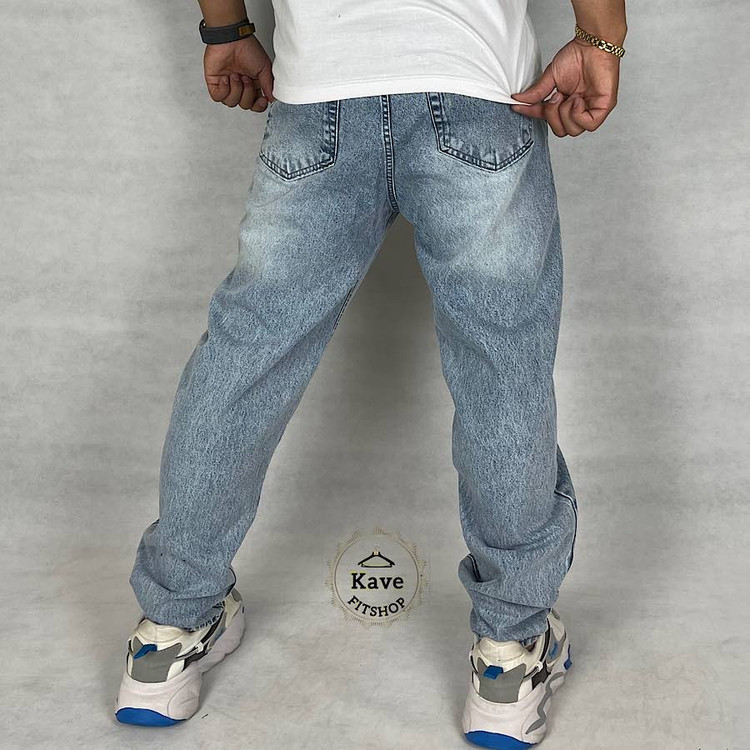 شلوار جین مردانه مدل مام فیت رنگ آبی روشن نمای پشت