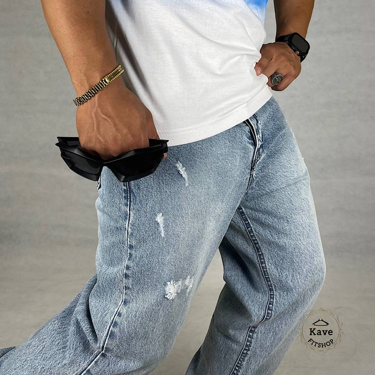 شلوار جین مردانه مدل مام فیت رنگ آبی روشن نمای نزدیک محصول