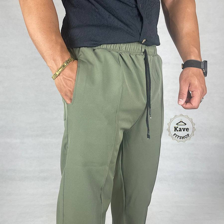 شلوار مردانه مدل کلاسیک مازراتی رنگ سبز زیتونی نمای پارچه