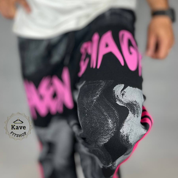 شلوار مردانه بگ مدل مشکی چاپ صورتی پیستوله | بالنسیاگا نمای پارچه