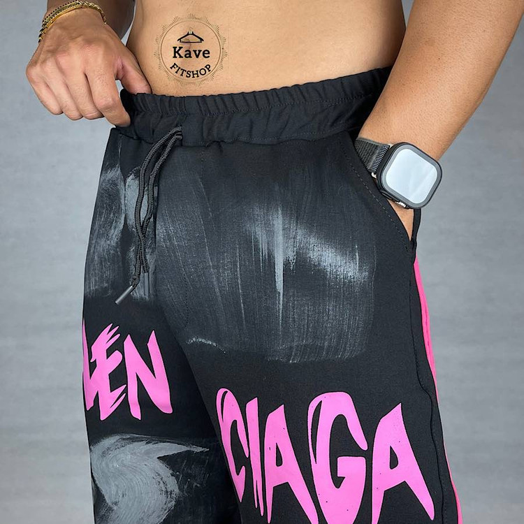 شلوار مردانه بگ مدل مشکی چاپ صورتی پیستوله | بالنسیاگا نمای پارچه