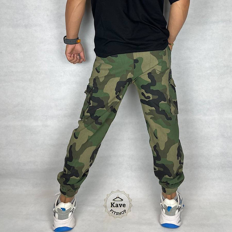 شلوار مردانه مدل کارگو طرح چریکی دمپا کش سبز نمای پشت