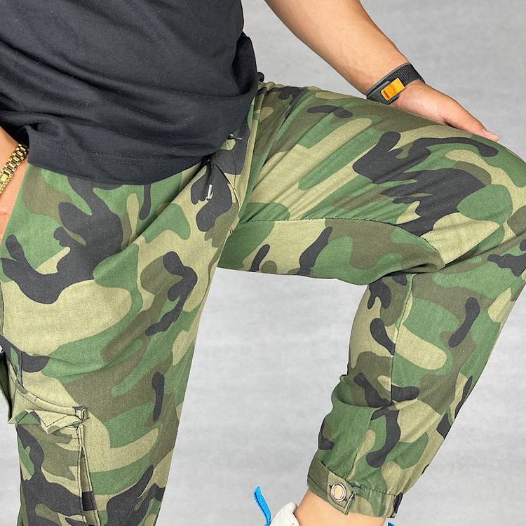 شلوار مردانه مدل کارگو طرح چریکی دمپا کش سبز نمای پارچه