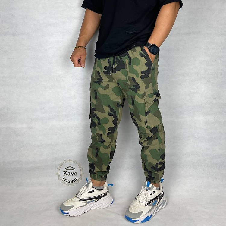 شلوار مردانه مدل کارگو طرح چریکی دمپا کش سبز نمای چپ