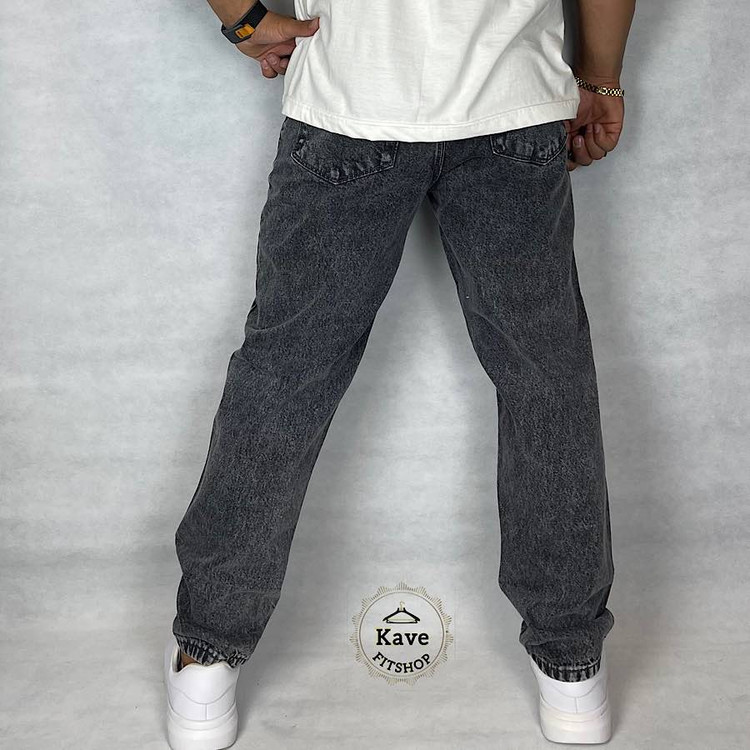 شلوار جین مردانه مدل مام فیت رنگ طوسی نمای پشت