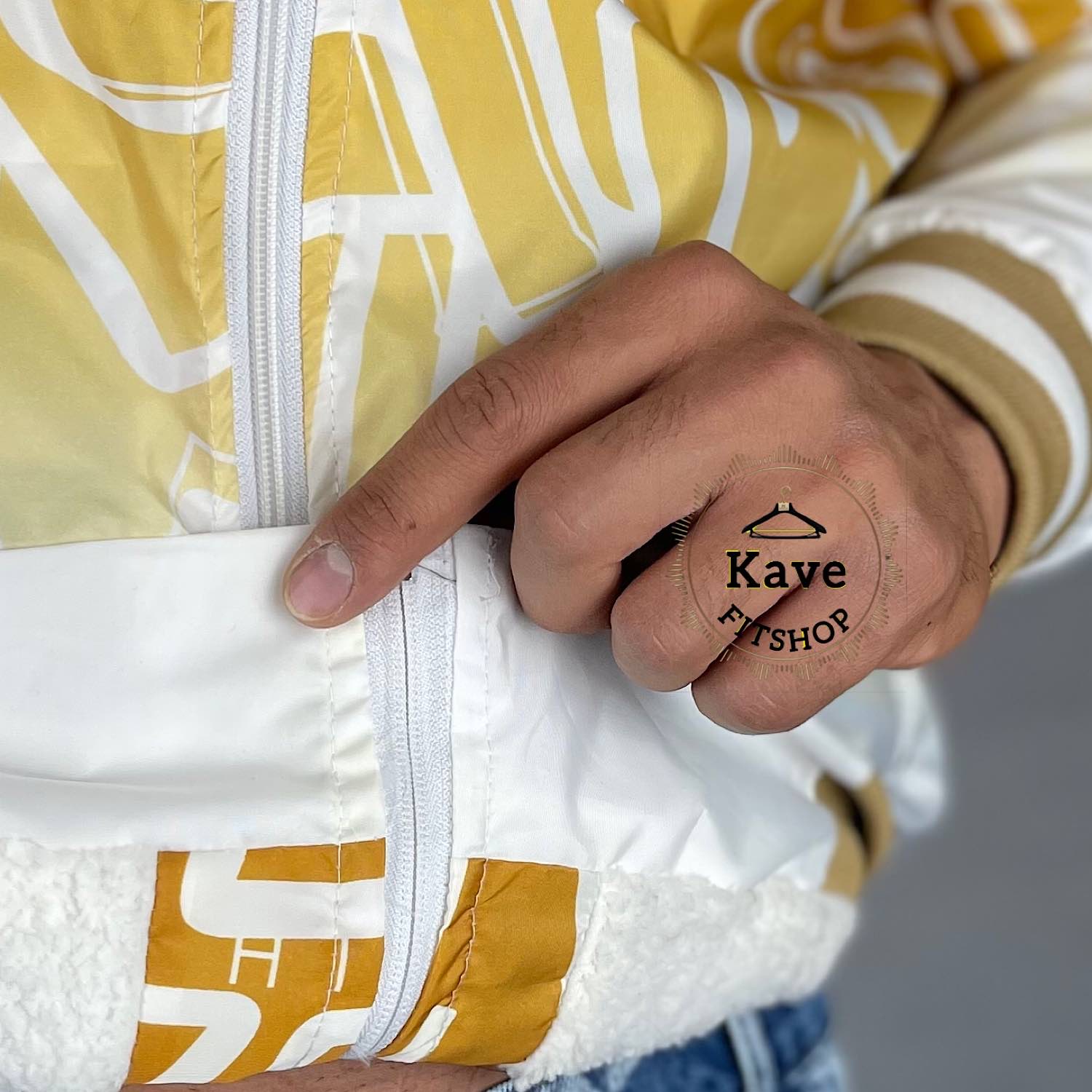 سویشرت مردانه شمعی ضدآب چاپ گرافیتی سفید زرد با داخل پشمی و کلا نمای پارچه