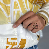 سویشرت مردانه شمعی ضدآب چاپ گرافیتی سفید زرد با داخل پشمی و کلا نمای پارچه