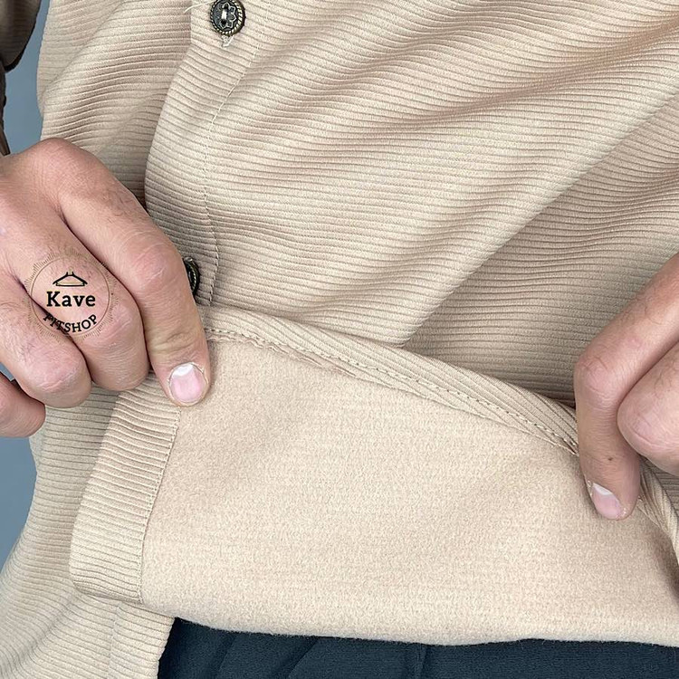 پیراهن مردانه کبریتی داخل کرکی آستین بلند نسکافهای با فیت معمولی و دوخت تمیز مزونی مناسب پاییز و زمستان نمای پارچه